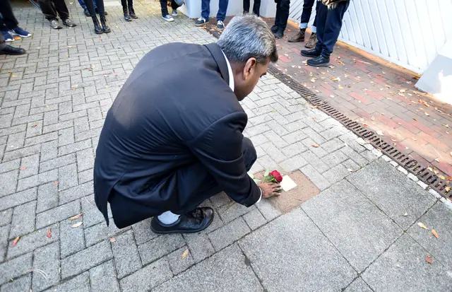 Verlegung des Stolpersteins für Dunia Schwarzmann