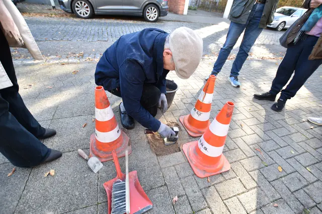 Verlegung des Stolpersteins für Dunia Schwarzmann