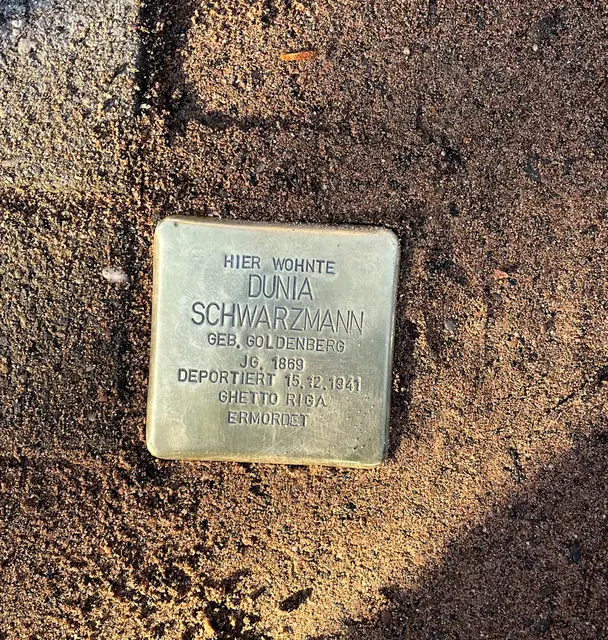 Verlegung des Stolpersteins für Dunia Schwarzmann
