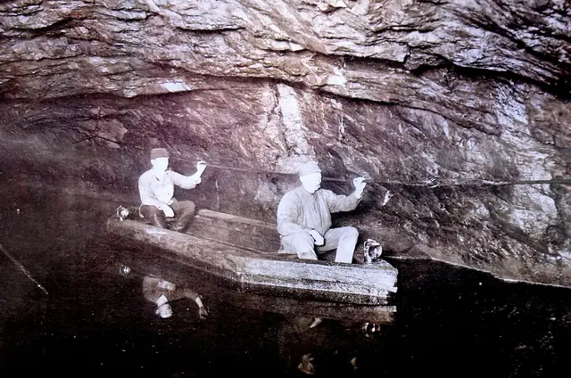 Erzkahn im  Revier Clausthal - Zellerfeld ( etwa 350 m unter der Erdoberfläche). Mit bloßen Händen wurde der Kahn von den Bergleuten an dem Drahtseil entlang bis zu den einzelnen Stellen (Pochwerk, Zentrale Erzverarbeitung) zum Jahre 1898 gezogen. Archivbild