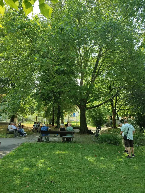 Engagement zur Rettung der Bäume im Nogent-Park
Der Gersthofer Liedermacher Gustl Mair gab ein Ständchen zum Zuhören und Mitsingen. | Foto: Foto Claudia Wegele