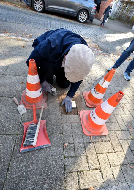 Verlegung des Stolpersteins für Dunia Schwarzmann