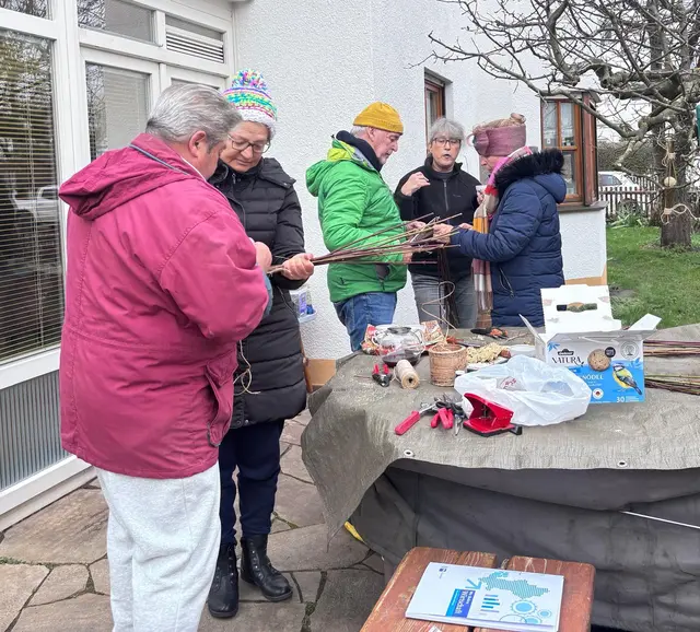 Mitglieder BN Gersthofen Bastelaktion Meisenknödelhalter | Foto: Foto Claudia Wegele