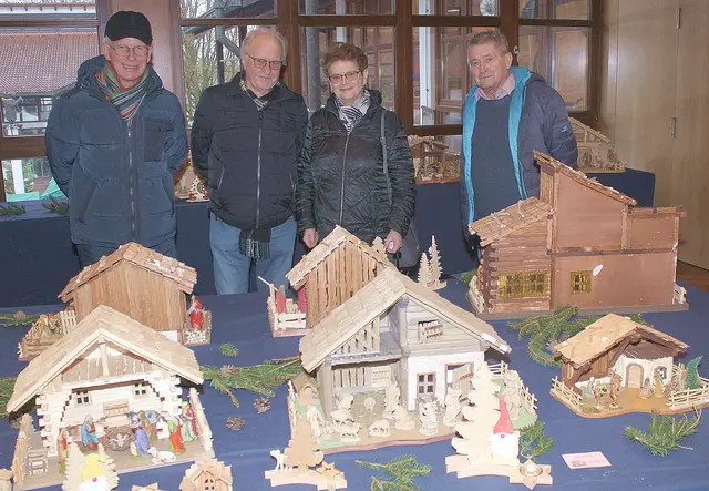 Die Krippenausstellung im Foyer des Bürgersaals lockt immer wieder viele Besucher an. | Foto: Peter Heider