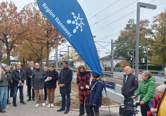 Bezirksbürgermeister Dr. Wjahat Waraich im schwarzen Mantel.