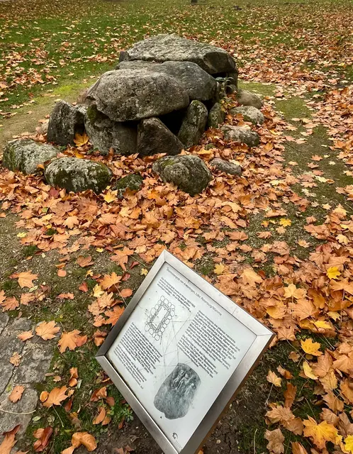 Das Steinkistengrab von Anderlingen steht heute vor dem Landesmuseum in Hannover
