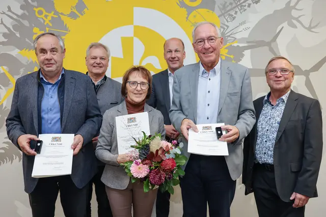 Toni Brugger, Erster Bürgermeister von Thierhaupten (hinten links), Landrat Martin Sailer (hinten rechts) und Rudolf Helfert, Dritter Bürgermeister von Meitingen, gratulierten (vorne von links) Johann Fröhlich, Josefine Kreuzer und Günter Mederle zum Erhalt ihrer kommunalen Dankurkunden. | Foto: Julia Pietsch