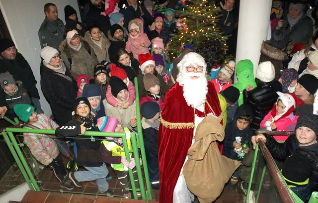 Großes Gedränge um den Niklaus herrscht bei der Geschenkverteilung auf dem Rathausplatz | Foto: Peter Heider