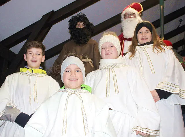 In den frühen Abendstunden besucht der Nikolaus mit Knecht Ruprecht und einer Engelgruppe den Weihnachtsmarkt. | Foto: Peter Heider