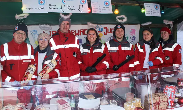 Am Stand der Rotkreuzjugend werden verschiedene Süßwaren in allen Varianten angeboten. | Foto: Peter Heider