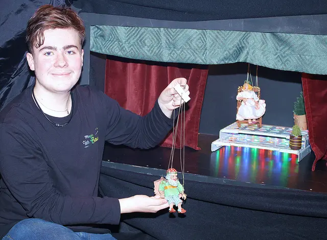 Sebastian Mark präsentiert sein Magic Puppentheater für junge Besucher. | Foto: Peter Heider