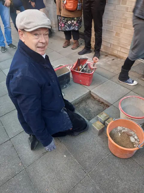 Frank-Matthias Mann bereitet die Verlegung vor.