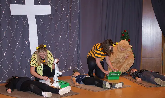 Das Jugendrotkreuz bereichert das bunte Programm mit mehreren Aufführungen. | Foto: Peter Heider