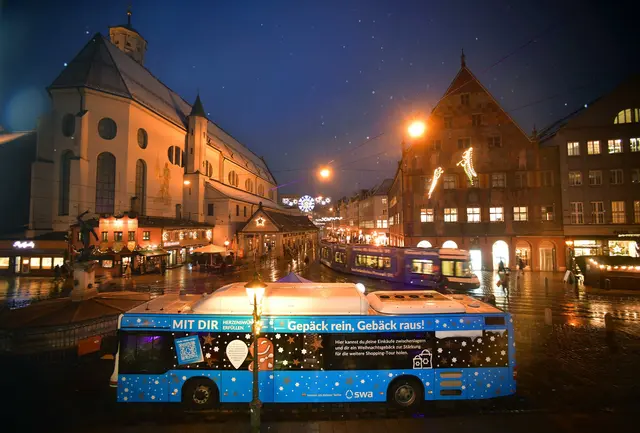 Im Gepäckbus der swa am Merkurbrunnen am Moritzplatz können wieder die Weihnachtseinkäufe kostenlos zwischengelagert werden. | Foto: Archiv-Foto: swa / Thomas Hosemann