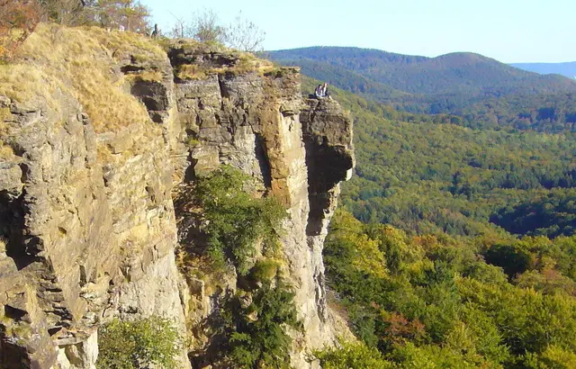 Auf der Höhe der Felsen selbst gab es eine Kultstätte der frühen Germanen. Auch mehrere Sagen ranken sich um den Hohenstein. So über den Hirschsprung, den Grünen Altar oder die Teufelskanzel.  | Foto: Kurt Wolter