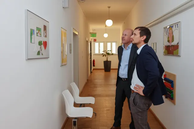 Landrat Martin Sailer (links) und Alexander Weber, Geschäftsbereichsleiter Jugend, Familie und Bildung, zeigten sich beeindruckt von den „Marmeladenglasmomenten“ der Kinder. | Foto: Julia Pietsch