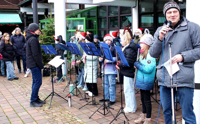 Musikkapellen und Chöre geben sich auf dem Meitinger Weihnachtmarkt jedes Jahr ein Stelldichein. | Foto: Peter Heider