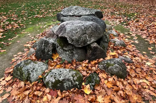 Das Steinkistengrab von Anderlingen steht heute vor dem Landesmuseum in Hannover