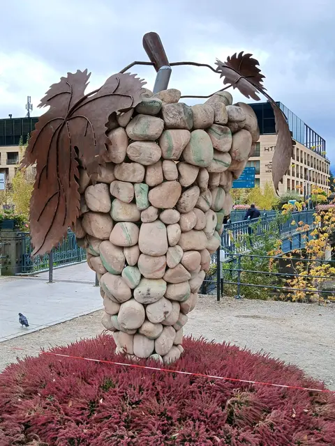 Steinerne Traube an der Promenade in Meran | Foto: Peter Heider