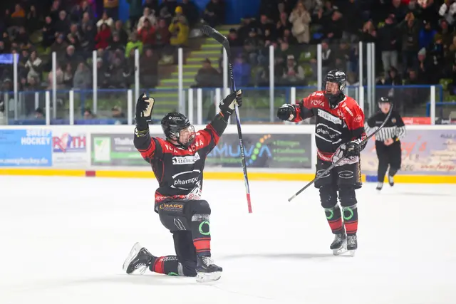 Nach seinem Treffer zum 6:2 ließ sich Niklas Länger feiern (Im Bild links, Marco Sternheimer rechts) | Foto: Dietmar Ziegler