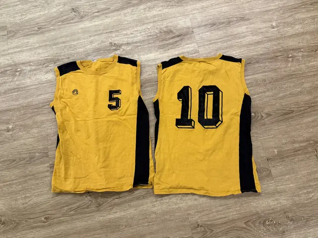 Hier die in die Jahre gekommen Trikots