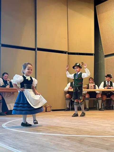 Fröhliche Tänzerin der Mäusegruppe