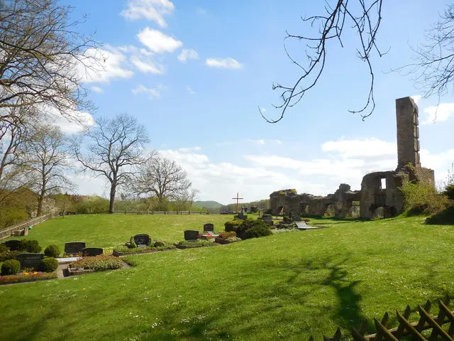 Die Klosterruine mit dem Friedhof von Ober-Werbe (05.05.2016). | Foto: M. A.