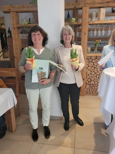 Regina Schrall und Sonja Kanjo (v.l.) erhielten das Ludwig-Wolker-Relief des DJK-Verbandes für ihren unermüdlichen und jahrzehntelangen Einsatz für den Verein.
