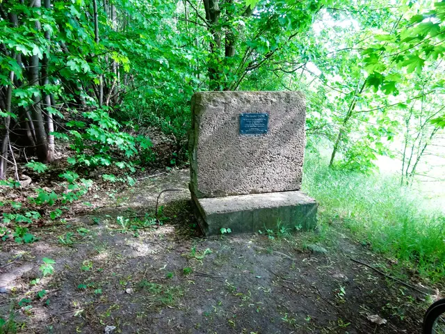 Gedenkstein zum Mauerdurchbruch in Lübars