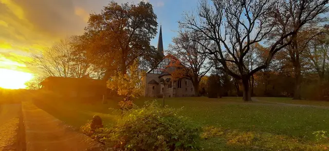 Stiepeler Kirche bei Sonnenuntergang - ein Herbstmoment für´s Herz

Foto: Mein Foto vom letzten Jahr - Ende Oktober
