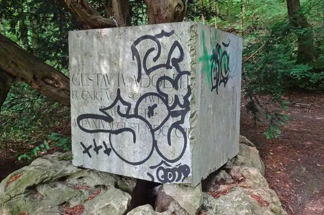 der geschändete Gedenkstein für Gustav Adolf im Schlosspark Ballenstedt