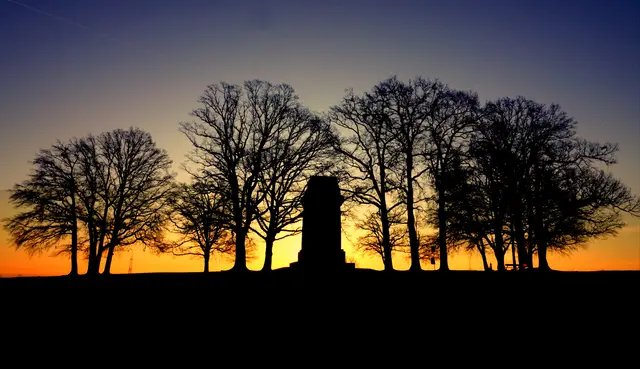 FEBRUAR: 
Winterlicher Sonnenaufgang auf dem Bismarckhügel über Steppach
