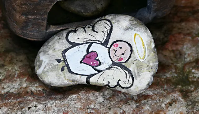 DEZEMBER:
Ein gefundener Engel als weihnachtliches Geschenk