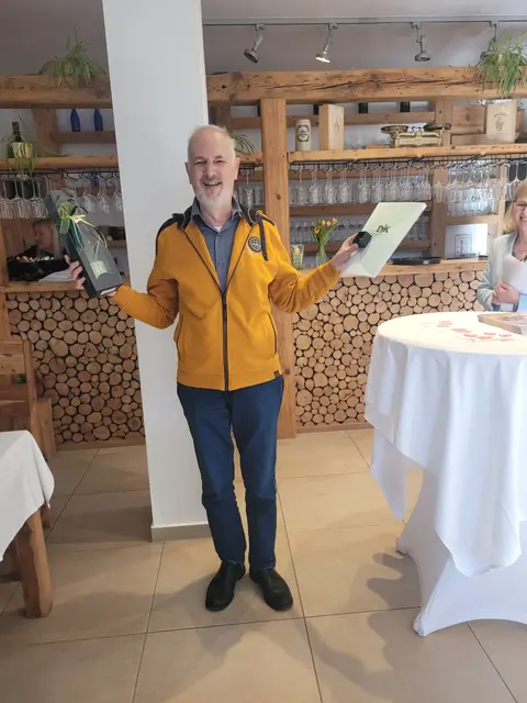 Die silberne DJK Ehrennadel erhielt Manfred Römmelt für 36 Jahre Einsatz als Kassier.