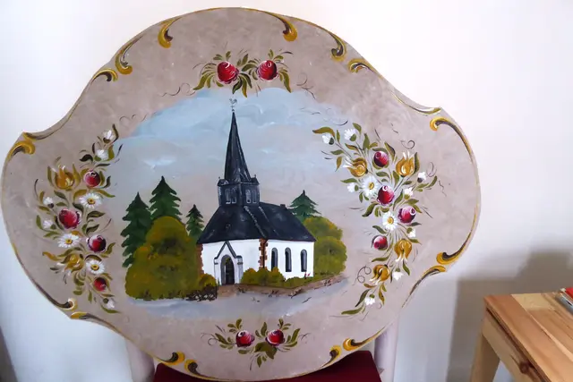 Sonntagsbilder 2025-45, Die Marienkirche im floralen Schmuckrahmen, 09.11.2025.