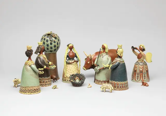 Die Krippenfiguren schuf die Keramikkünstlerin Emilie Kohle-Bentele (1927–1998) aus Weiler im Allgäu um 1985 basierend auf handgedrehten Gefäßformen.  | Foto: © Museum Oberschönenfeld, Foto: Andreas Brücklmair