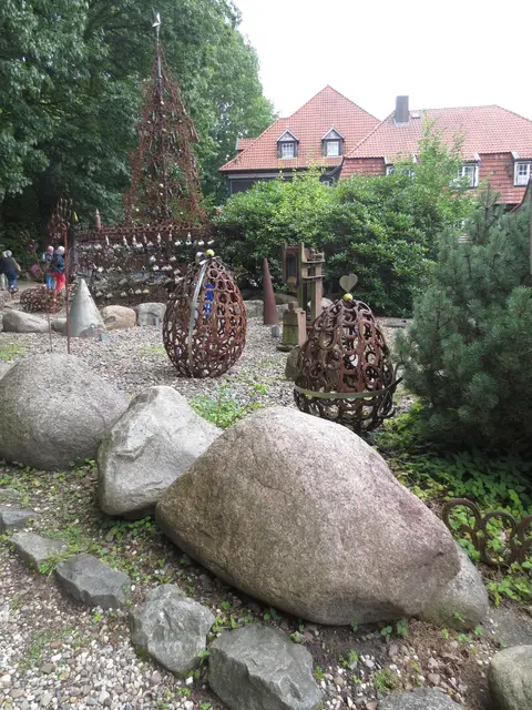 Dicke Findlinge lagen da.