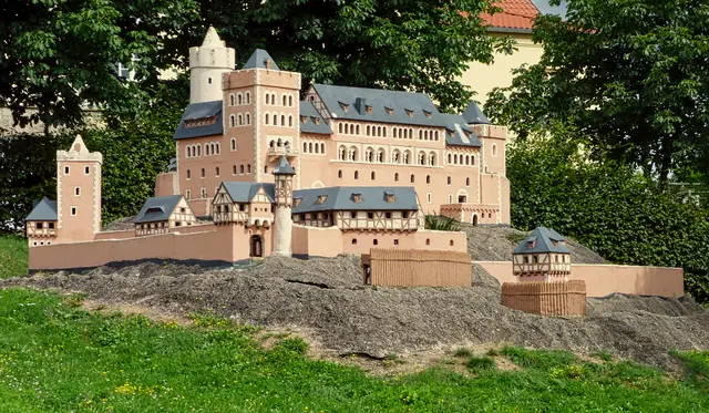 Modell der im Selketal gelegene Burg Anhalt in Ballenstedt. Die Burg wurde vom Albrecht dem Bär, nach der Zerstörung von 1140, im Jahre 1147 neu errichtet. Sie war neben der Burg Aschersleben, dem Schloss Ballenstedt einer der drei Stammburgen der Askanier.  