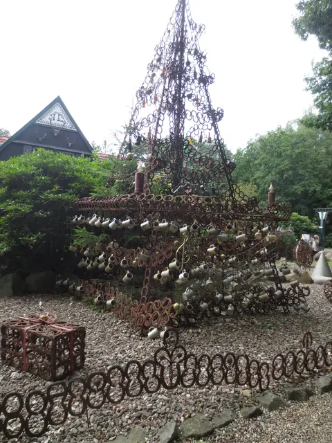 Ein Baum mit vielen Bechern.