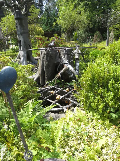 Ein Brunnen mit Goldkugeln.