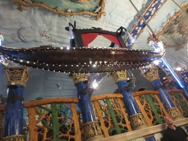 Hier wird ein Schiff von den Pfeilern gehalten.