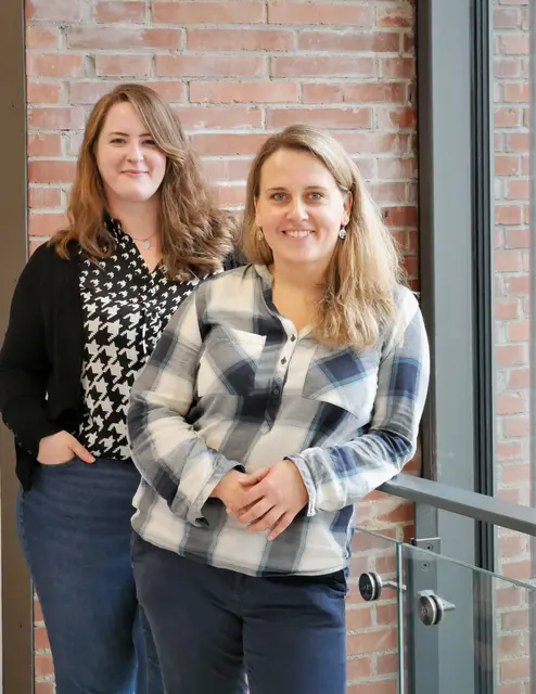 Martina Brandl-Müller und Kati Huber (von links) sind die Verfahrenslotsen am Landratsamt Günzburg.  | Foto: Angela Brenner / Landratsamt Günzburg