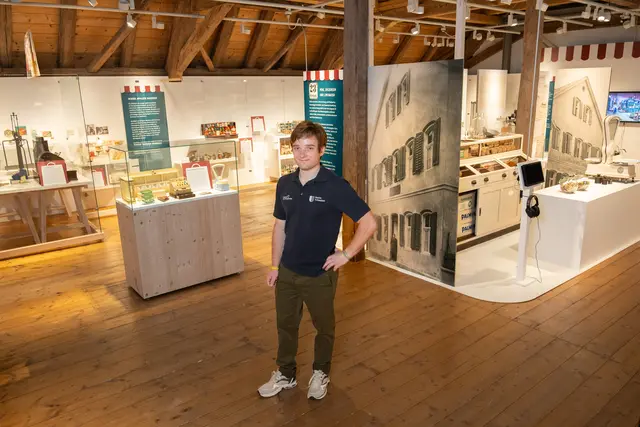 Oliver Melcher führt durch die Sonderausstellung | Foto: Matthias Meyer/Museum KulturLand Ries