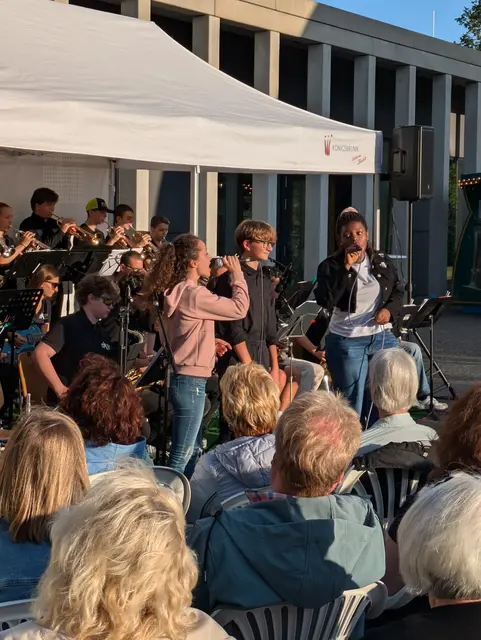 Konzert im Lesepark mit der BigBand des Gymnasiums Königsbrunn am 21.07.2025. | Foto: Foto: Gabriele Rau