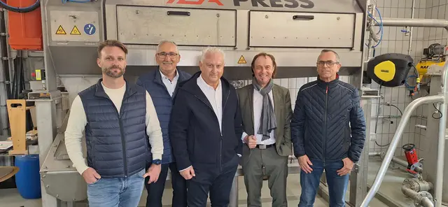 Von links: Marktbaumeister Peter Finkenzeller, stellv. Landrat Hubert Kraus, Stefan Steinbacher von Steinbacher-Consult, Bürgermeister Bernhard Uhl, Abwassermeister Robert Wiedemann | Foto: Markt Zusmarshausen