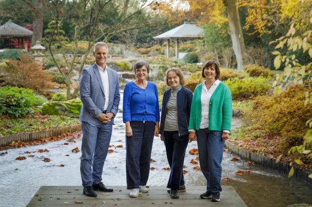 Start der Kooperation im Botanischen Garten: swa Vertriebsleiter Thomas Hornung, swa Marketingreferentin Daniela Kuisl, Amtsleiterin für Grünordnung, Naturschutz und Friedhofswesen Anette Vedder sowie Leiterin des Botanischen Gartens Christine Messineo-Gleich. | Foto: Bernd Jaufmann 
