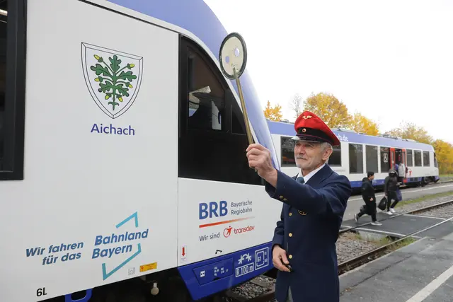 Dieser BRB-Triebzug, ein LINT41, wurde mit Sekt und Blasmusikklängen auf den Namen "Aichach" getauft. Der Zug verkehrt künftig im BRB-Netz Ammersee-Altmühltal. | Foto: Erich Echter