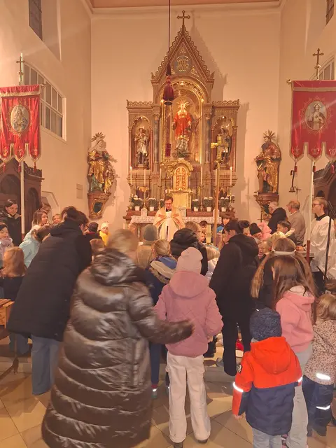 Pfarrer Tobias Seyfried lud alle Kinder zum Gebet und zur Segnung der Martinsgänse vor dem Altar ein. | Foto: Bettina Stief