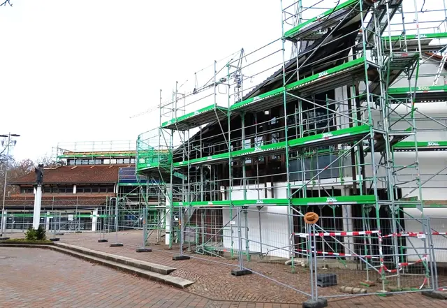 Auf Hochtouren läuft derzeit die Energetische Sanierung und der barrierefreie Umbau des Meitinger Rathauses an der Schlossstraße. | Foto: Peter Heider