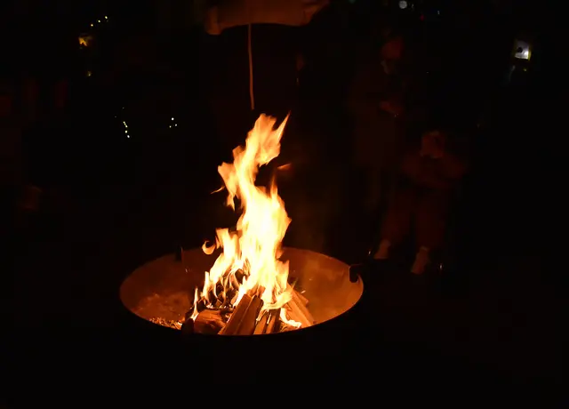 Eine Feuerschale wärmte die Laternenläufer